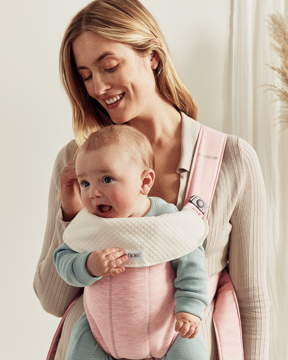 2 Move and Mini baby bibs White colour  Babybj&ouml;rn