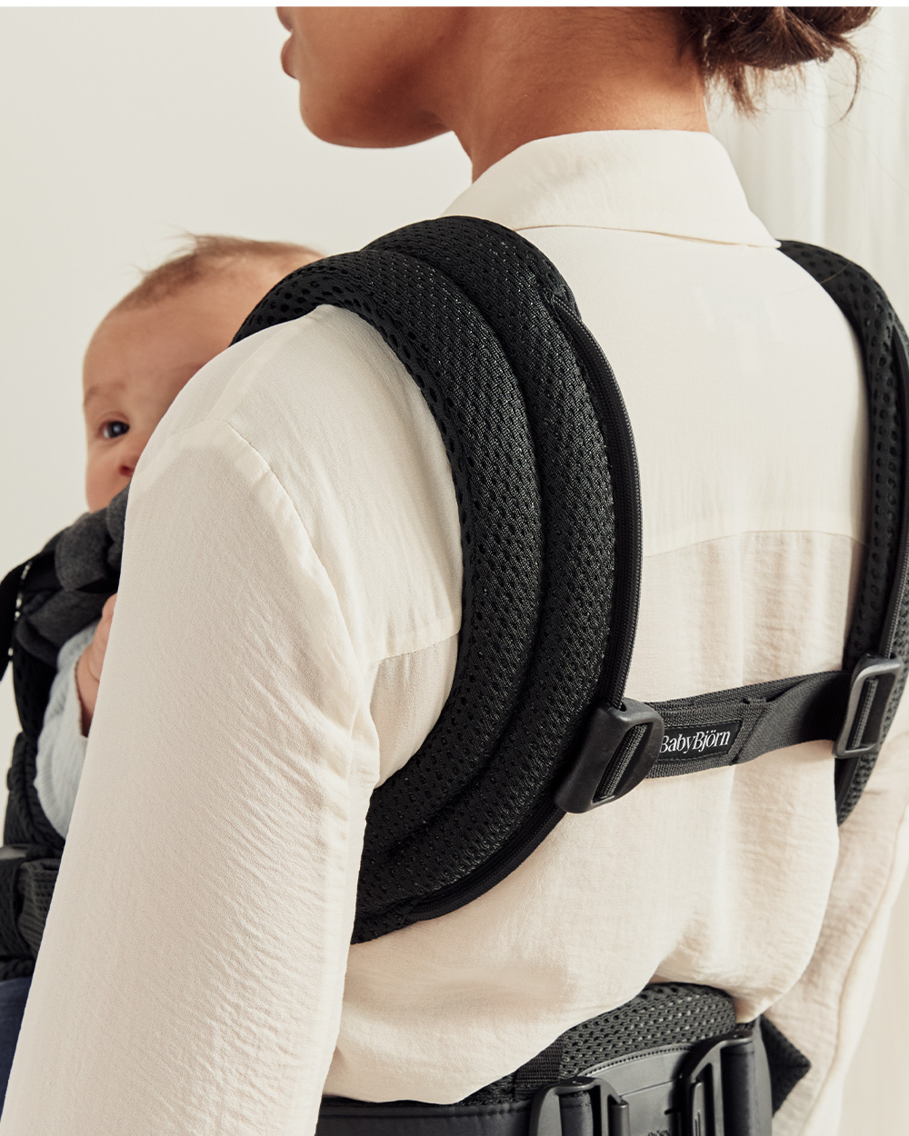 Harmony Mesh 3D baby carrier Black colour  Babybj&ouml;rn