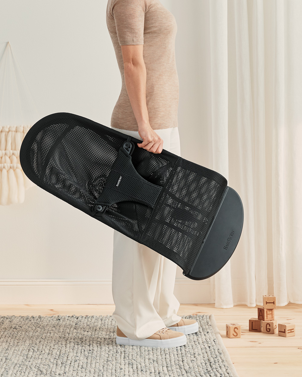Bliss Mesh bouncer Black colour  Babybj&ouml;rn