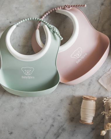 Set of 2 bibs with catch pockets Pastel green/pastel pink colour  Babybj&ouml;rn