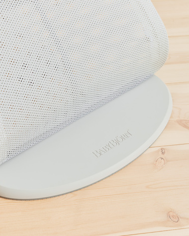Balance Soft Mesh bouncer Silver/white colour  Babybj&ouml;rn