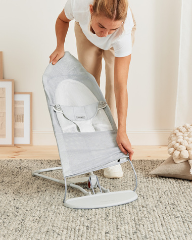 Balance Soft Mesh bouncer Silver/white colour  Babybj&ouml;rn