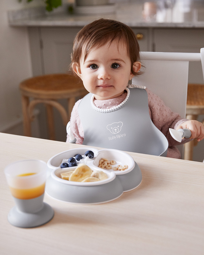 Bib with catch pocket Grey colour  Babybj&ouml;rn