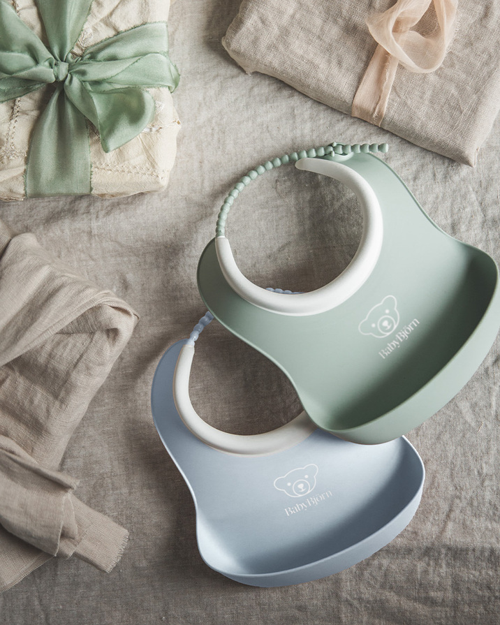 Set of 2 bibs with catch pockets Pastel green/pastel blue colour  Babybj&ouml;rn