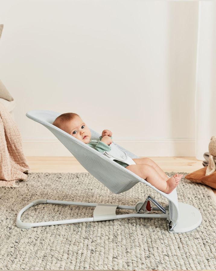 Balance Soft Mesh bouncer Silver/white colour Babybjörn