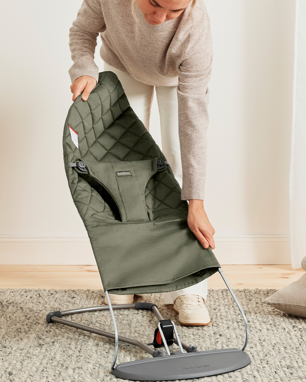 Bliss woven with petal quilting bouncer Dark green colour Babybjörn