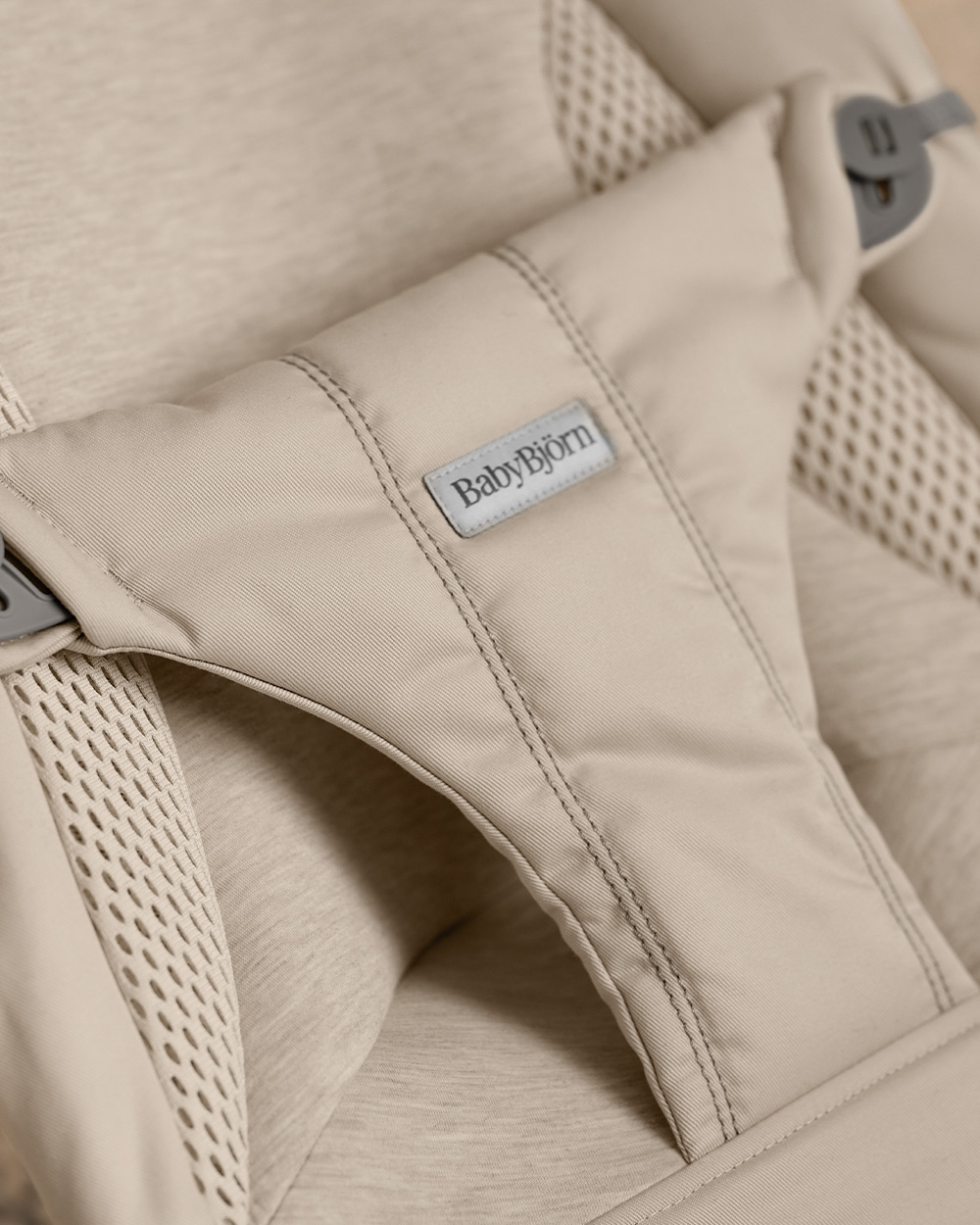Balance Soft woven jersey bouncer Sand grey colour  Babybj&ouml;rn