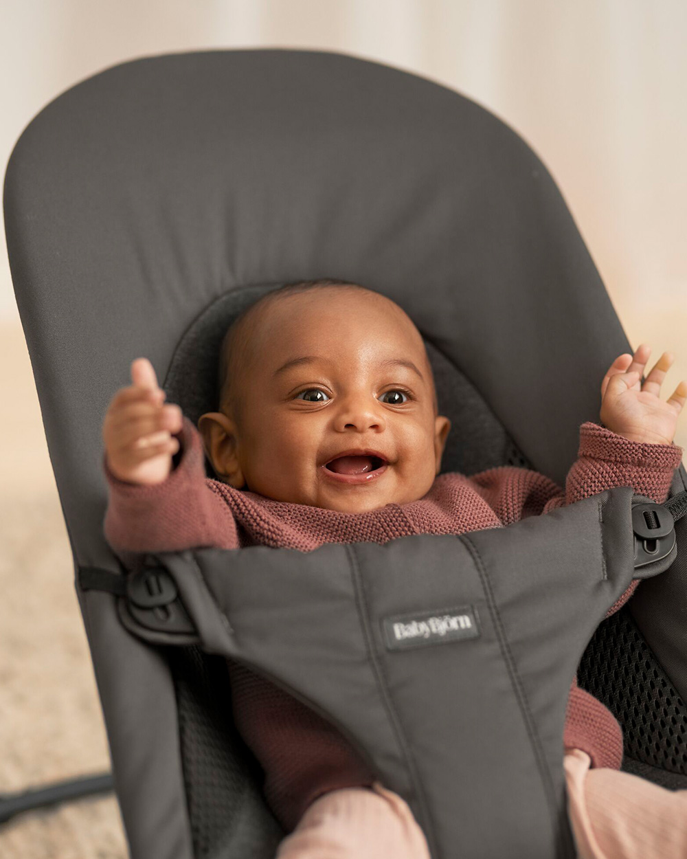 Balance Soft woven jersey bouncer Dark grey colour Babybjörn