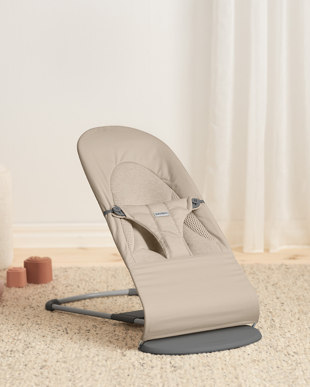 Balance Soft woven jersey bouncer Sand grey colour  Babybjörn