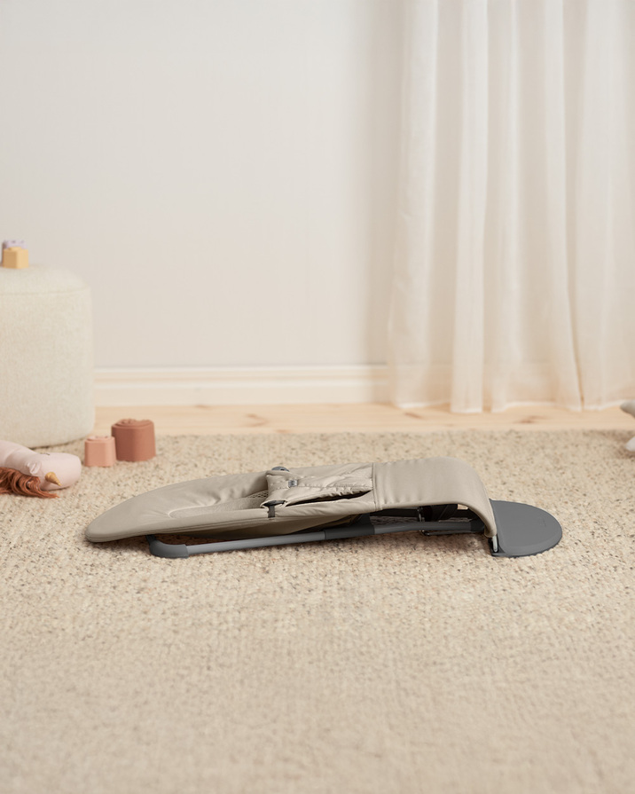Balance Soft woven jersey bouncer Sand grey colour  Babybj&ouml;rn