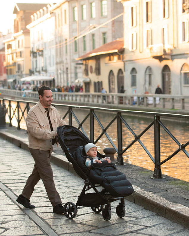 Trvl lx pushchair Caviar colour  Nuna