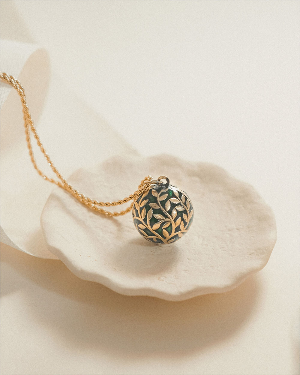 Pregnancy bola Vegetal Yellow gold colour on chain  Ilado